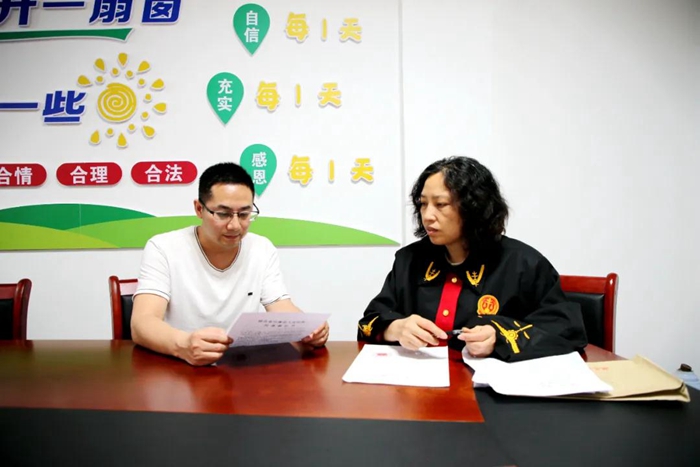 封晓云法官（右）与代理律师_尺寸修改.jpg
