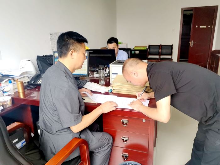 执行法官为申请人办理领款手续_尺寸修改.jpg